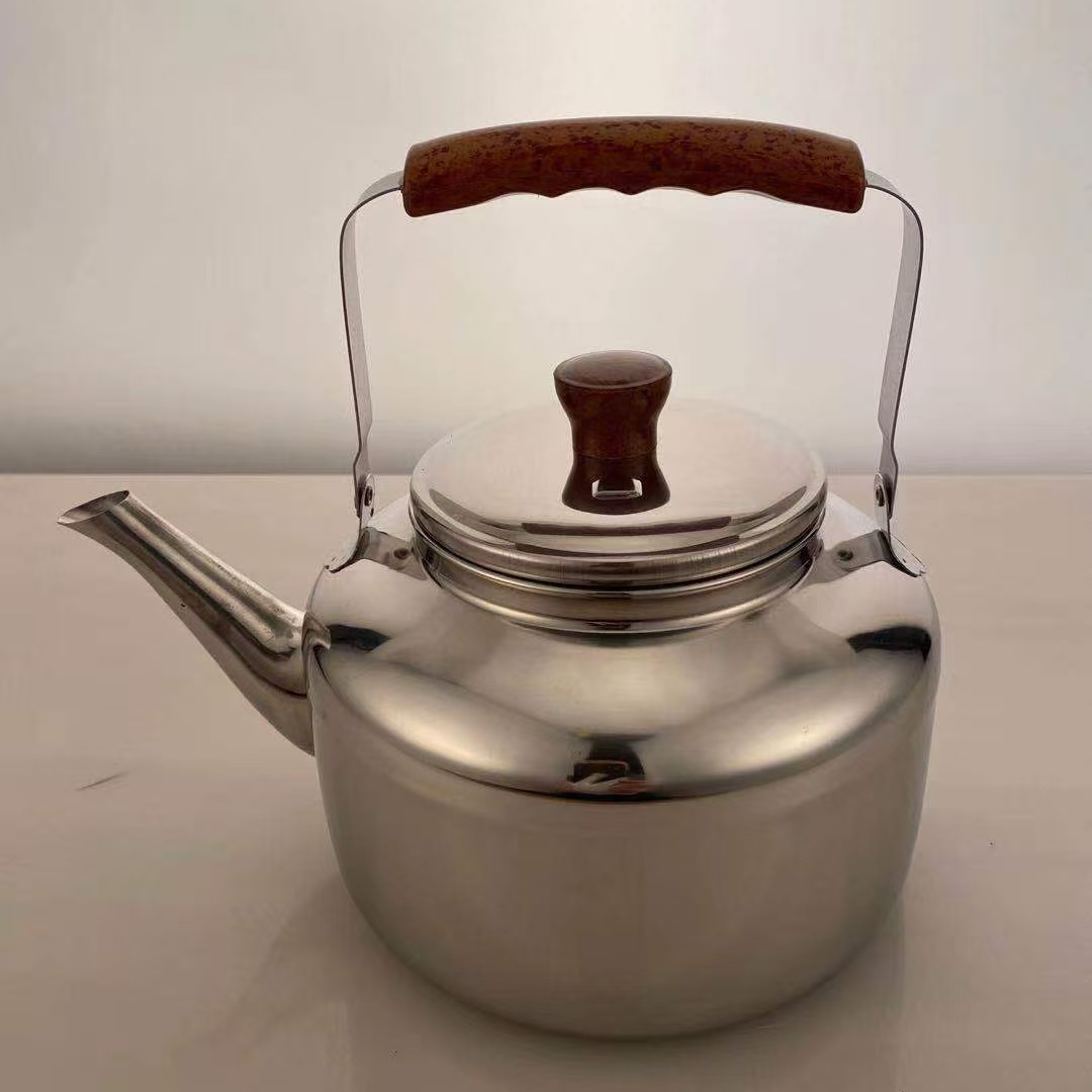 Lily-shaped stainless steel kettle