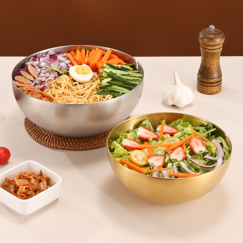 Inward-curved edge salad bowl